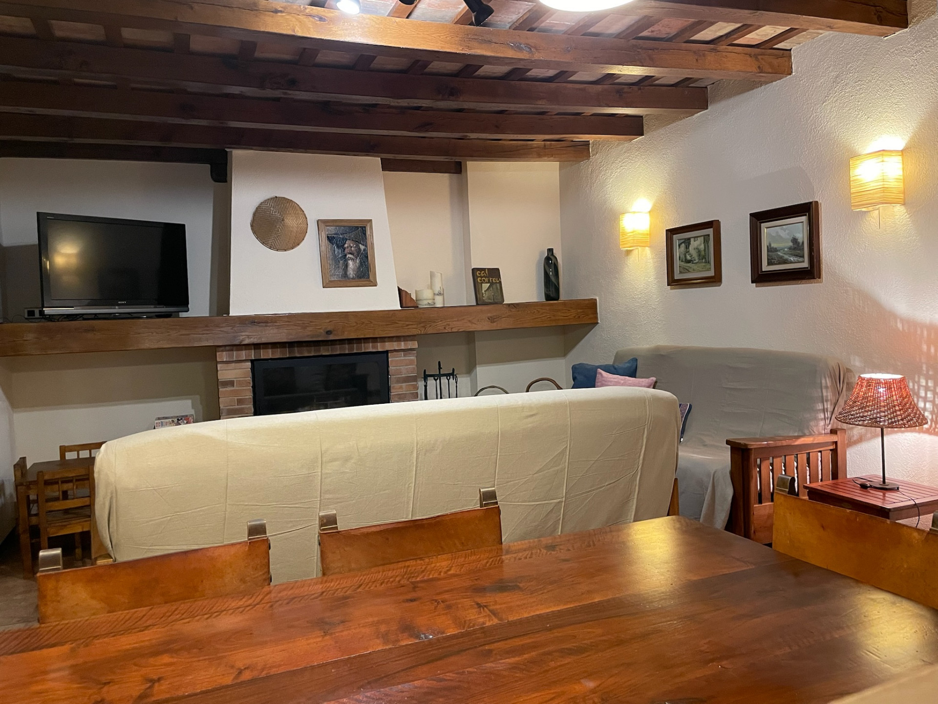 Xida - Sala d'estar amb xemeneia